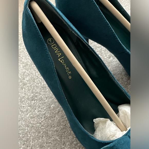 NWOT Bow Heels - Picture 3 of 4